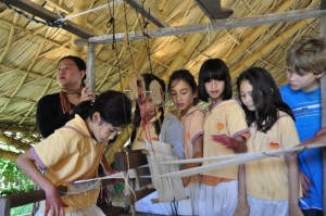 _DSC8652 Panyaden School students weaving cotton yarn on the loom