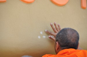 dsc4549 Buddhist monk dotting the Panyaden School sign - blessings for the green bilingual school in Chiang Mai
