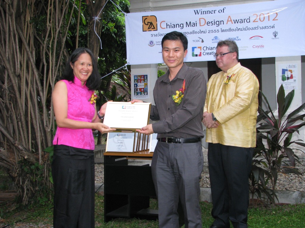 IMG_5422 Panyaden School founder receiving award for excellence in architecture & design from Mayor of Chiang Mai