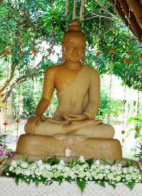 PanyadenPhra Panyaden School's main Buddha image on the school campus