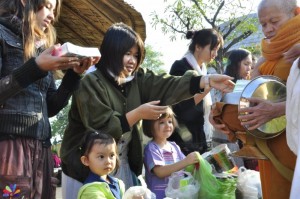 dsc8788 Teachers and students of Panyaden School offering alms to Chiang Mai Buddhist monks