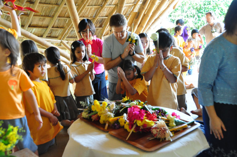 Teachers & students present offerings to the Buddha on Visakha Bucha Day, Panyaden School Chiang Mai dsc_2368