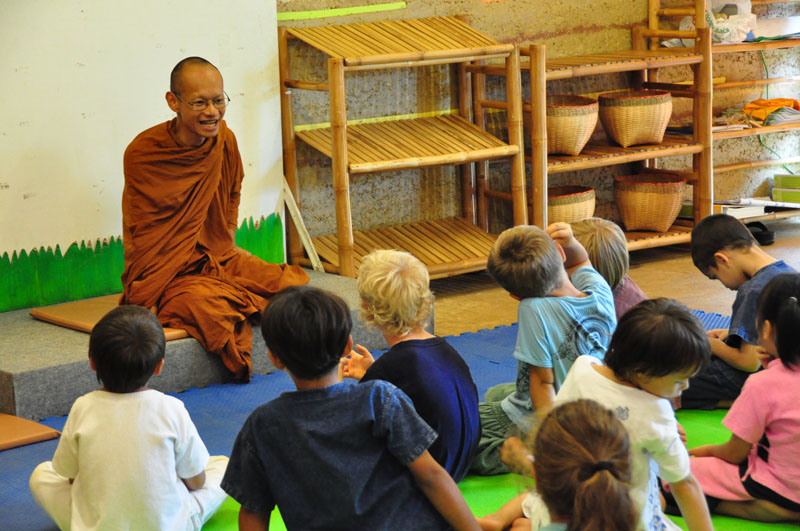 Ajahn Jiew speaking with kindergarten students, Panyaden School dsc_6657