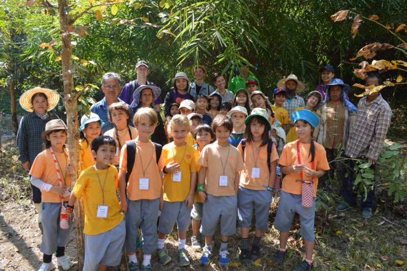 Loong Kam and his wife with Prathom 1 and 2 students and teachers, Panyaden School dsc_0093