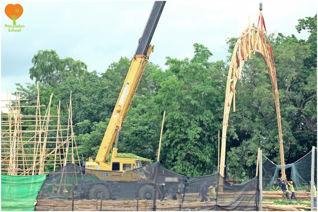 DSCF3947 Bamboo roof trusses for Panyaden School's new assembly hall. COnstruction in progress in Chiang Mai.