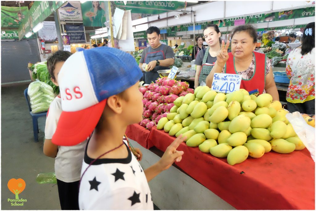 DSCF4473 Prathom 2 studens buying fresh fruit at Mae Hia market, Panyaden School Chiang Mai