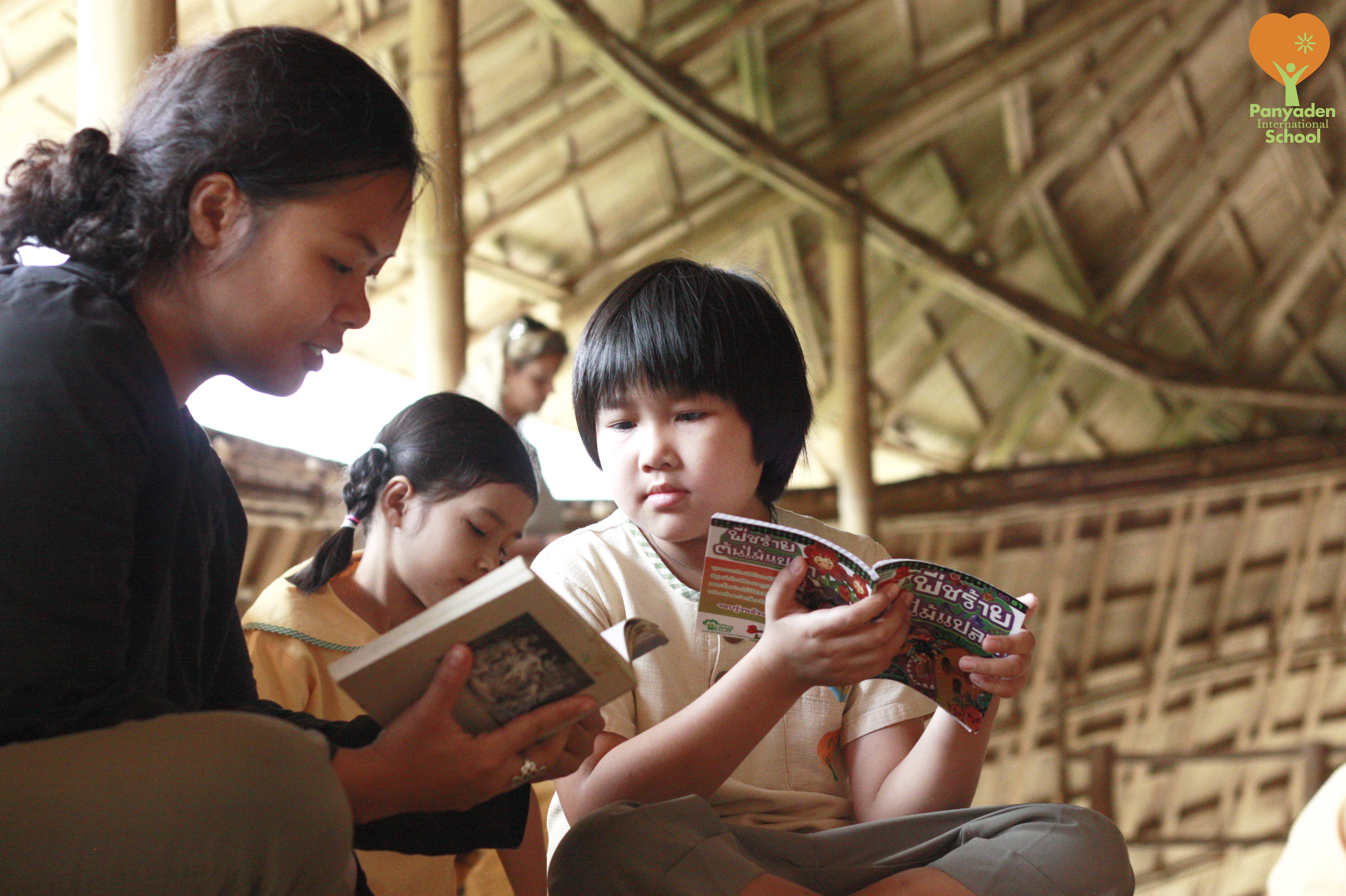 Panyaden teacher reads to students, Panyaden Reading Day 2017