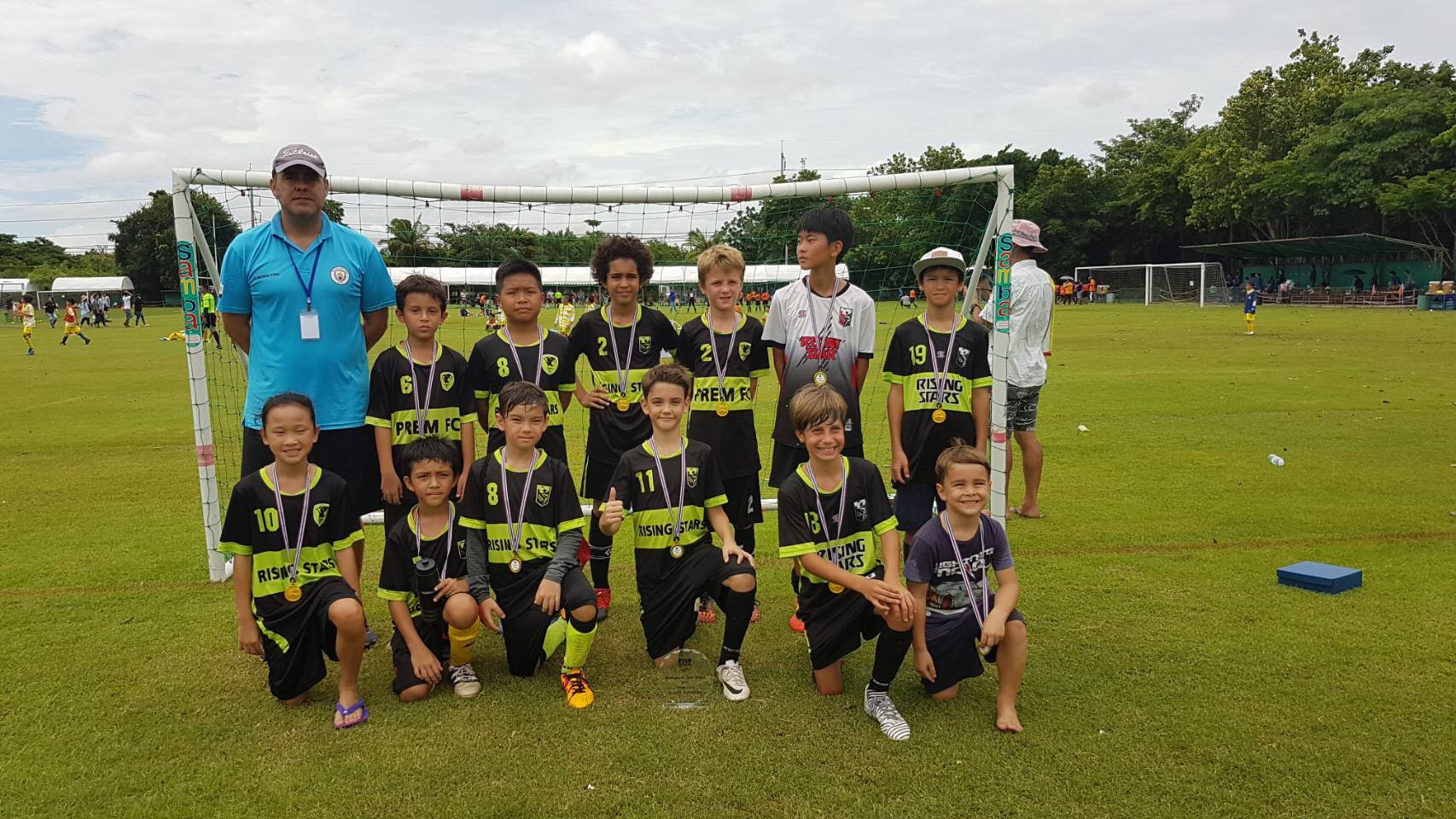 Panyaden student Din (far right, standing) with Rising Stars team