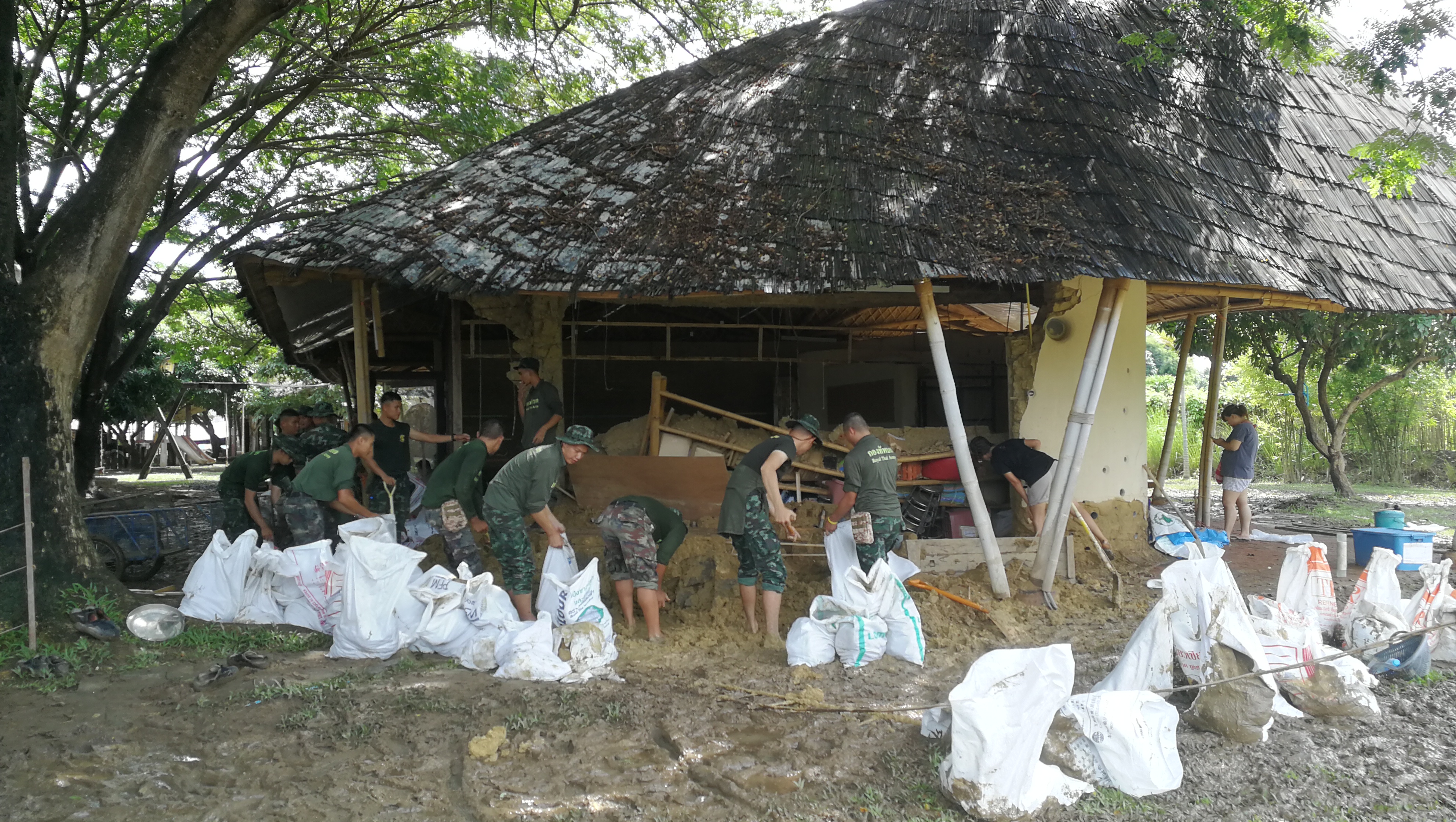 Soldiers helping cleanup at Panyaden, flood update